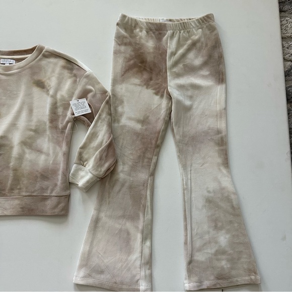btween Cream and Tan Velour 2 piece Sweatsuit Size 7 Girls - Picture 8 of 14